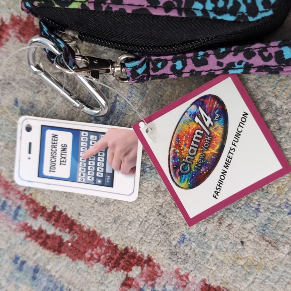 BNWT touch screen friendly wristlet wallet - Picture 2 of 7